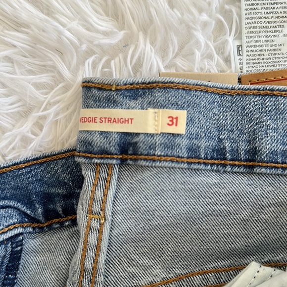 NWT Women’s Levi’s Distressed Wedgie Straight Jean - Picture 3 of 7